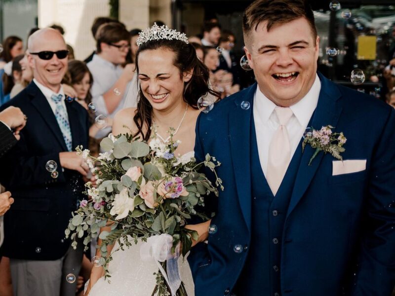 Step into a FUN and CELEBRATORY wedding photography experience! Forget awkward posing and embrace genuine, beautiful moments captured through laughter, snuggles, and dancing.