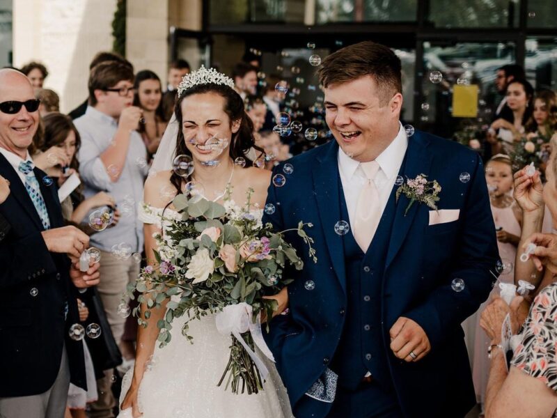 Step into a FUN and CELEBRATORY wedding photography experience! Forget awkward posing and embrace genuine, beautiful moments captured through laughter, snuggles, and dancing.