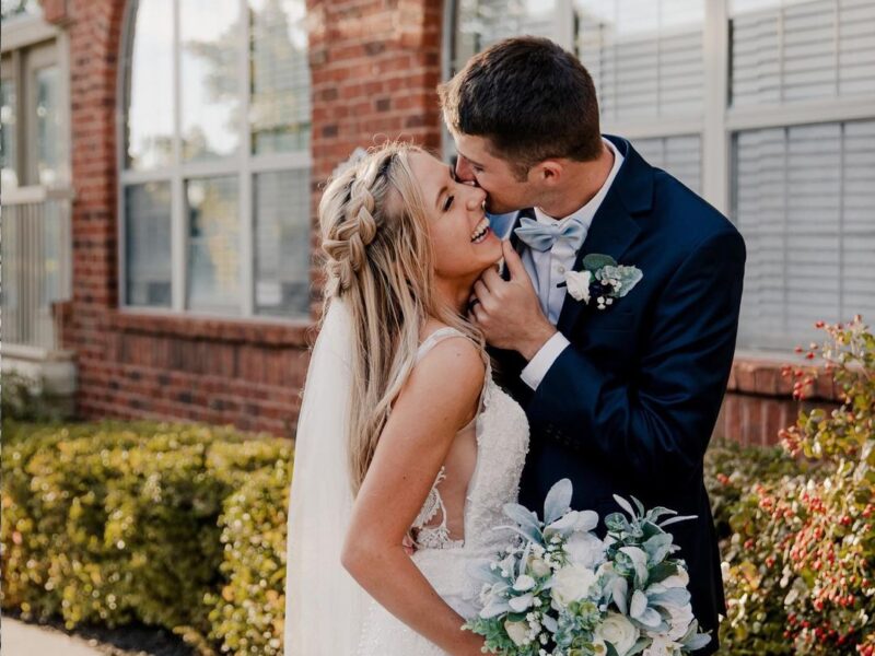 Step into a FUN and CELEBRATORY wedding photography experience! Forget awkward posing and embrace genuine, beautiful moments captured through laughter, snuggles, and dancing.