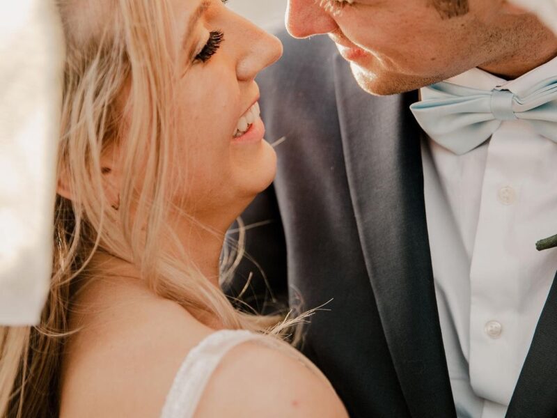 Step into a FUN and CELEBRATORY wedding photography experience! Forget awkward posing and embrace genuine, beautiful moments captured through laughter, snuggles, and dancing.