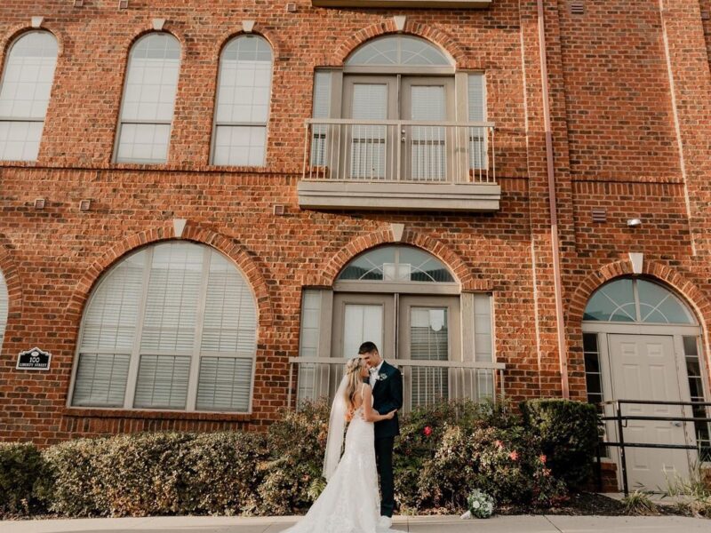 Step into a FUN and CELEBRATORY wedding photography experience! Forget awkward posing and embrace genuine, beautiful moments captured through laughter, snuggles, and dancing.