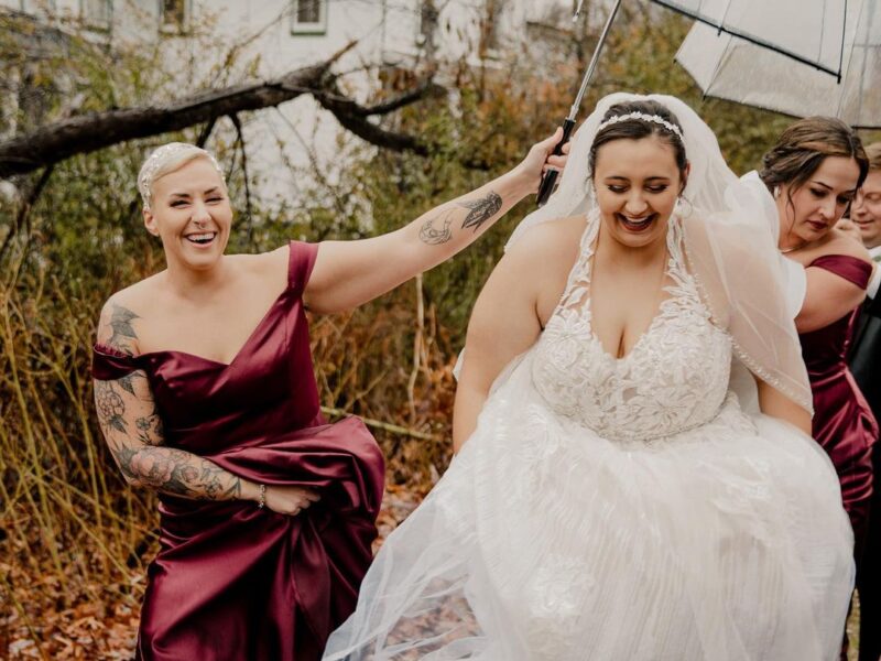 Step into a FUN and CELEBRATORY wedding photography experience! Forget awkward posing and embrace genuine, beautiful moments captured through laughter, snuggles, and dancing.