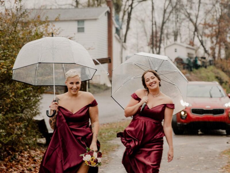 Step into a FUN and CELEBRATORY wedding photography experience! Forget awkward posing and embrace genuine, beautiful moments captured through laughter, snuggles, and dancing.