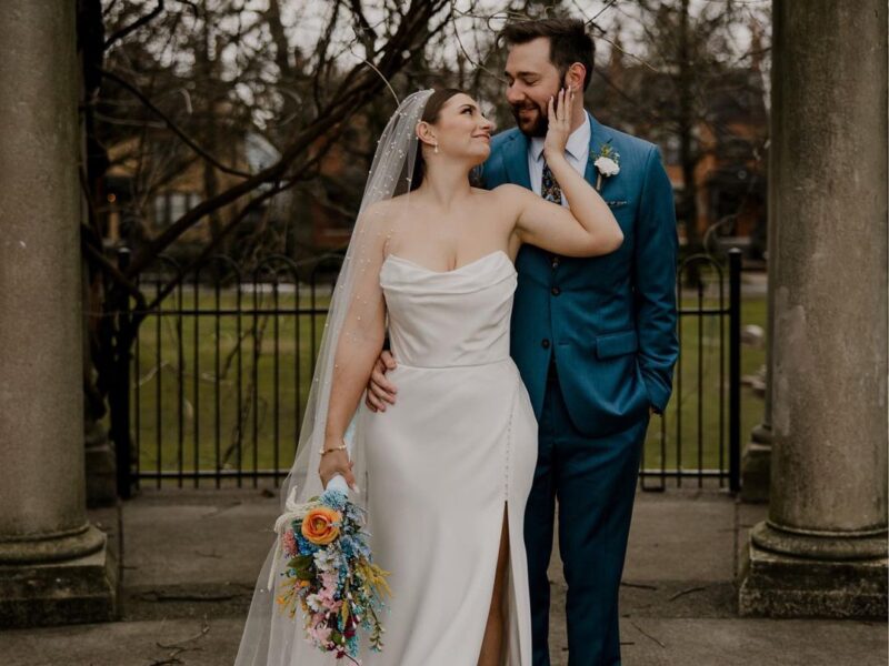 Step into a FUN and CELEBRATORY wedding photography experience! Forget awkward posing and embrace genuine, beautiful moments captured through laughter, snuggles, and dancing.