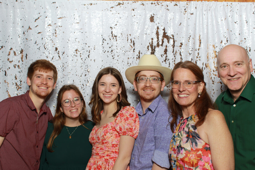 State of the Art Photo Booth Technology for Unforgettable Events: Elegant Prints, Customizable Layouts, and MMS Sharing!