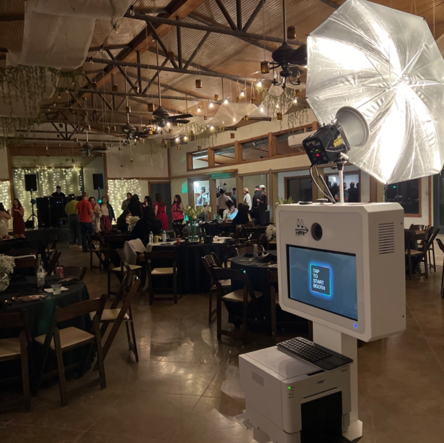 State of the Art Photo Booth Technology for Unforgettable Events: Elegant Prints, Customizable Layouts, and MMS Sharing!