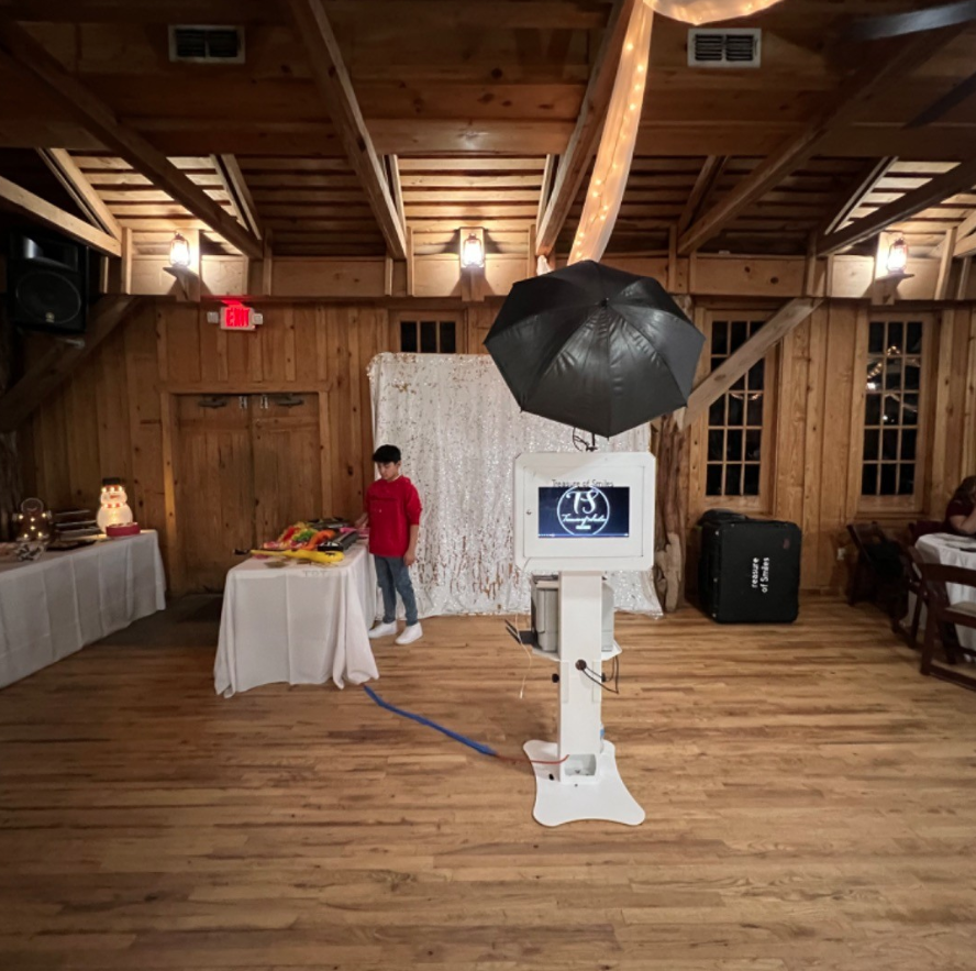 State of the Art Photo Booth Technology for Unforgettable Events: Elegant Prints, Customizable Layouts, and MMS Sharing!