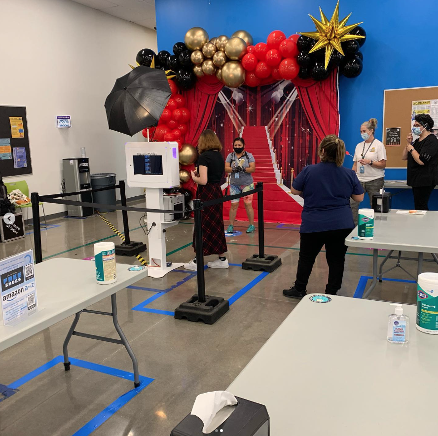 State of the Art Photo Booth Technology for Unforgettable Events: Elegant Prints, Customizable Layouts, and MMS Sharing!