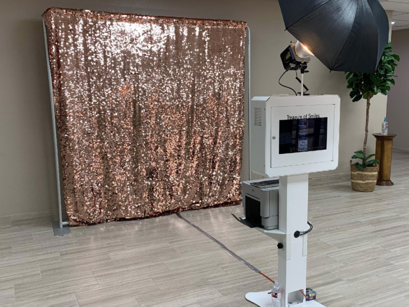 State of the Art Photo Booth Technology for Unforgettable Events: Elegant Prints, Customizable Layouts, and MMS Sharing!