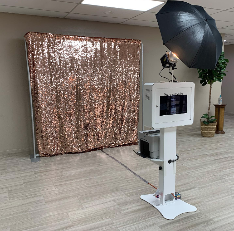 State of the Art Photo Booth Technology for Unforgettable Events: Elegant Prints, Customizable Layouts, and MMS Sharing!