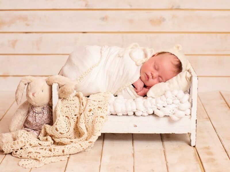 Relaxing and Professional Newborn/Baby Portrait Photographer with Cozy Studio and Expert Post-Production Work.