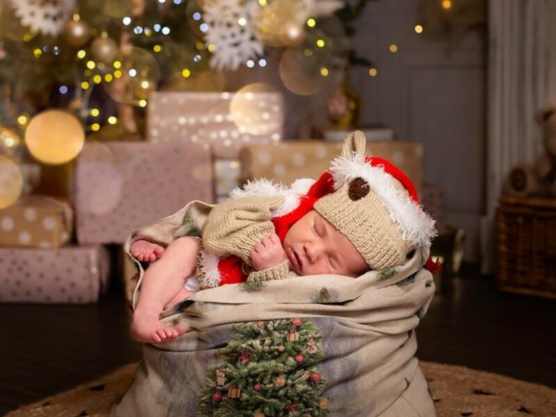 Relaxing and Professional Newborn/Baby Portrait Photographer with Cozy Studio and Expert Post-Production Work.