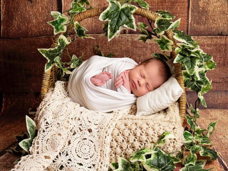 Relaxing and Professional Newborn/Baby Portrait Photographer with Cozy Studio and Expert Post-Production Work.