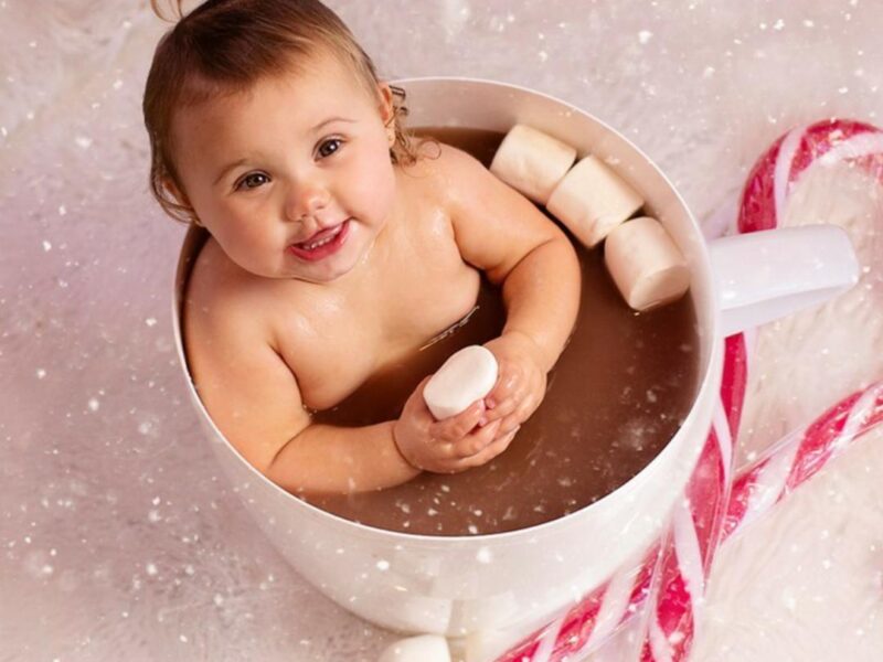 Relaxing and Professional Newborn/Baby Portrait Photographer with Cozy Studio and Expert Post-Production Work.