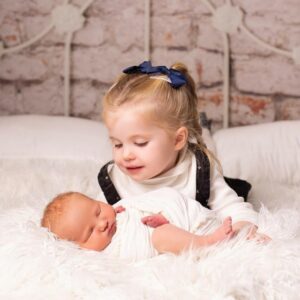 Relaxing and Professional Newborn/Baby Portrait Photographer with Cozy Studio and Expert Post-Production Work.