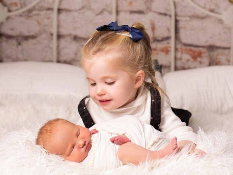 Relaxing and Professional Newborn/Baby Portrait Photographer with Cozy Studio and Expert Post-Production Work.
