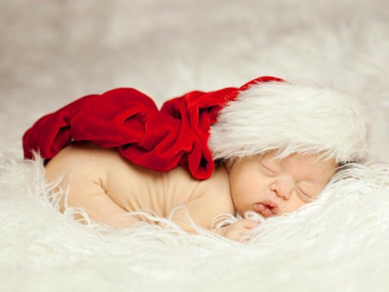 Relaxing and Professional Newborn/Baby Portrait Photographer with Cozy Studio and Expert Post-Production Work.