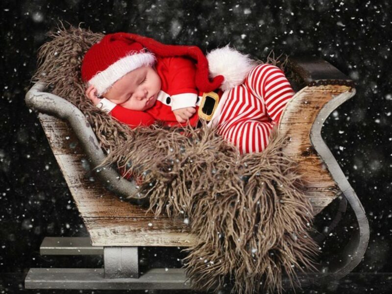 Relaxing and Professional Newborn/Baby Portrait Photographer with Cozy Studio and Expert Post-Production Work.