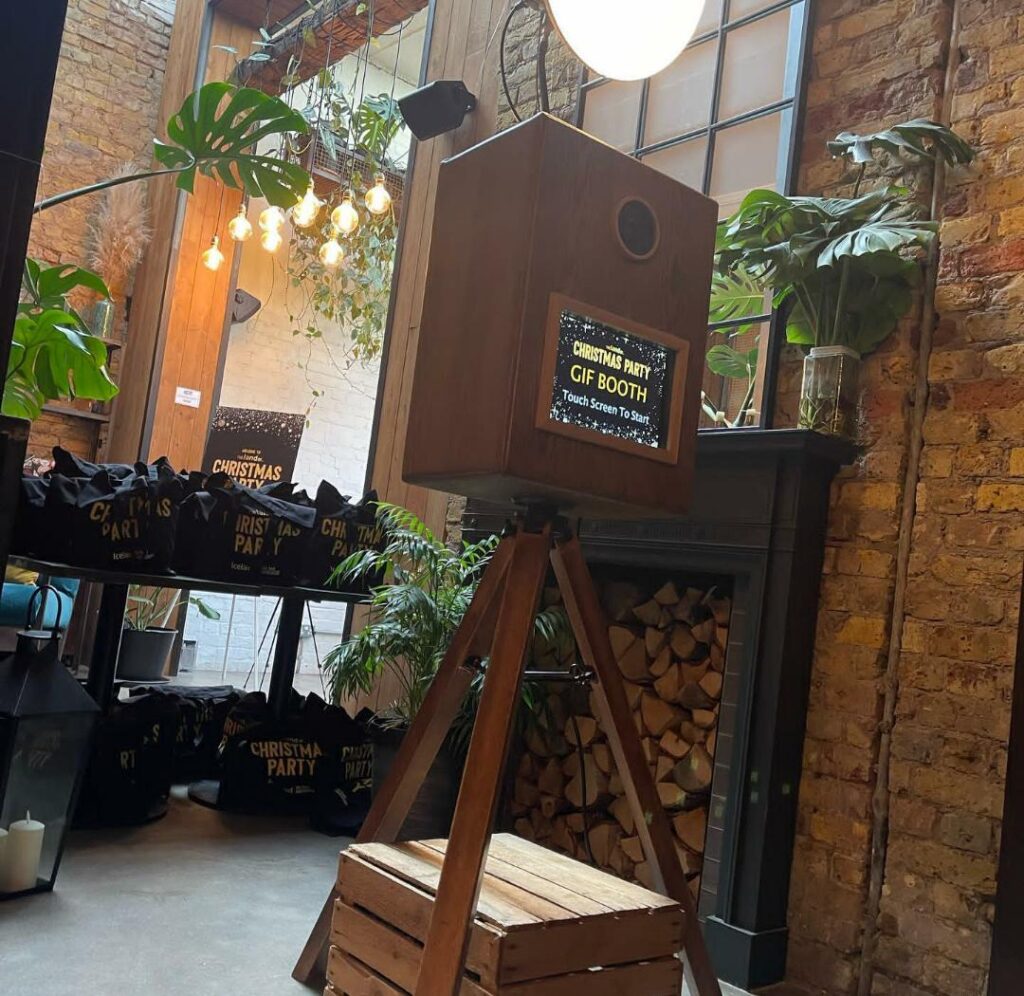 Luxury Vintage Digital Photo Booth: Professional Photos and GIFs, Instant Printing and Online Sharing