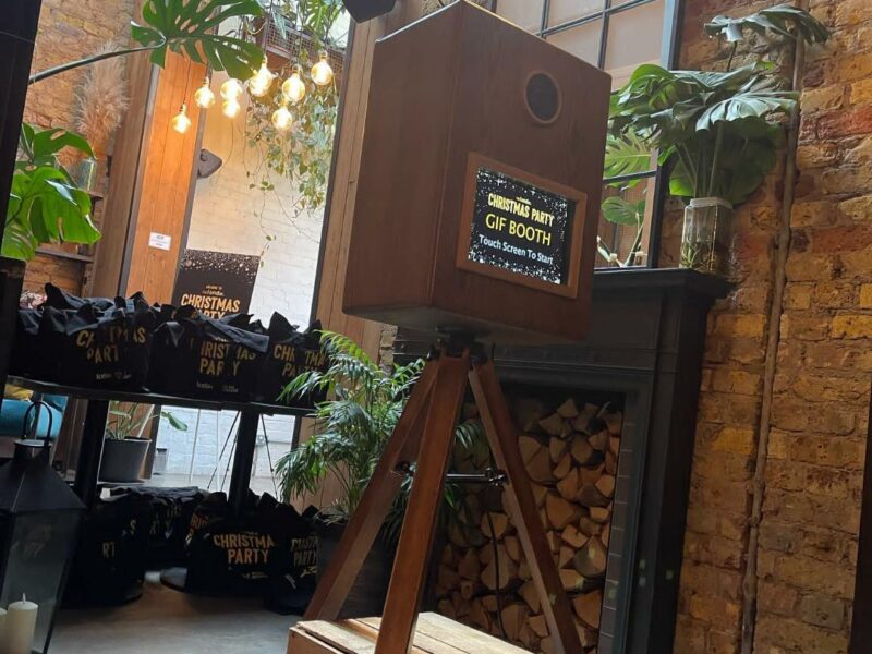 Luxury Vintage Digital Photo Booth: Professional Photos and GIFs, Instant Printing and Online Sharing