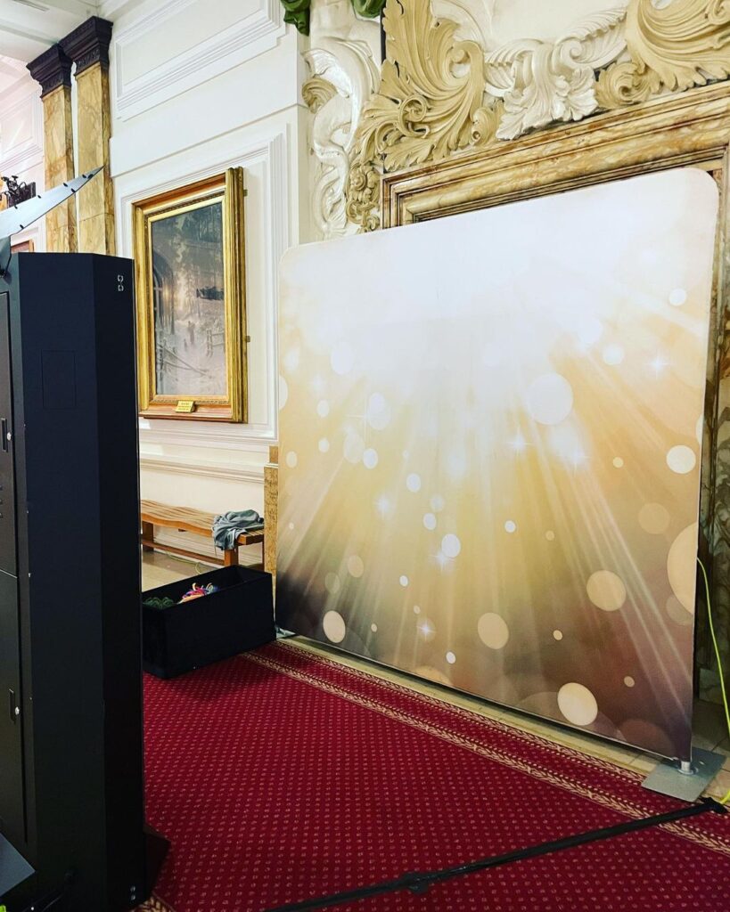 Reflecting Perfection: The Infinity Magic Mirror - Elevate Your Event with Unforgettable Experiences!