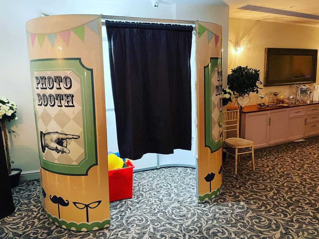 Reflecting Perfection: The Infinity Magic Mirror - Elevate Your Event with Unforgettable Experiences!