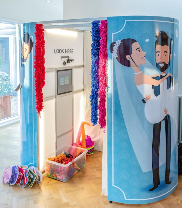 Traditional Oval Photo Booth