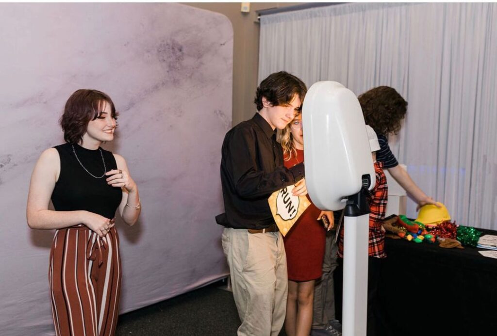 Digital Photobooth Rental for the Modern Soul! 🎉 Boomerangs, GIFs, Video & Photos to Bring the Party to Your Wedding, Quinceañera, or Event! 💗 Hablo Español.