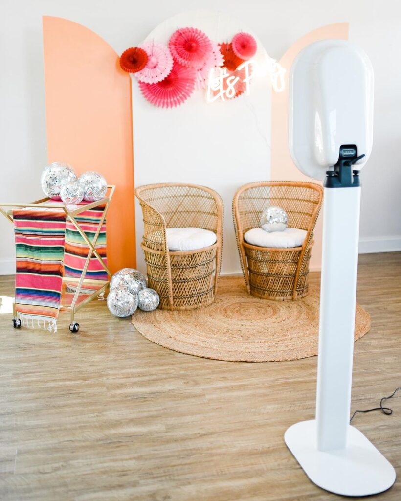 I’m not like a regular booth, I’m a cool booth 🤘🏼