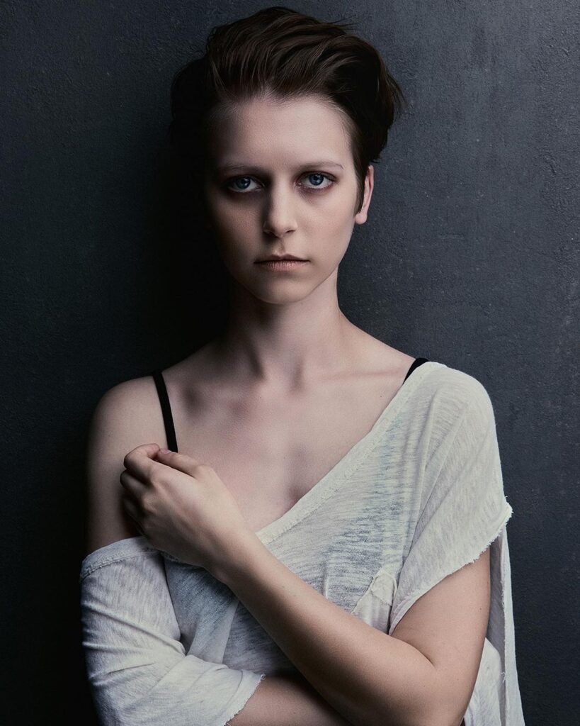 Effortlessly Capture Your Best Look with Studio City's Professional Headshot Photographer: Hi-Res Images Available in Just 2-3 Days