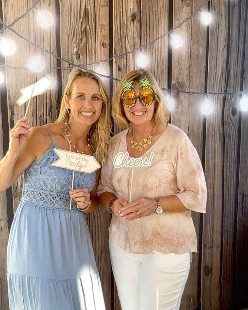 Create unforgettable memories with our fully customizable, modern photobooth experience.