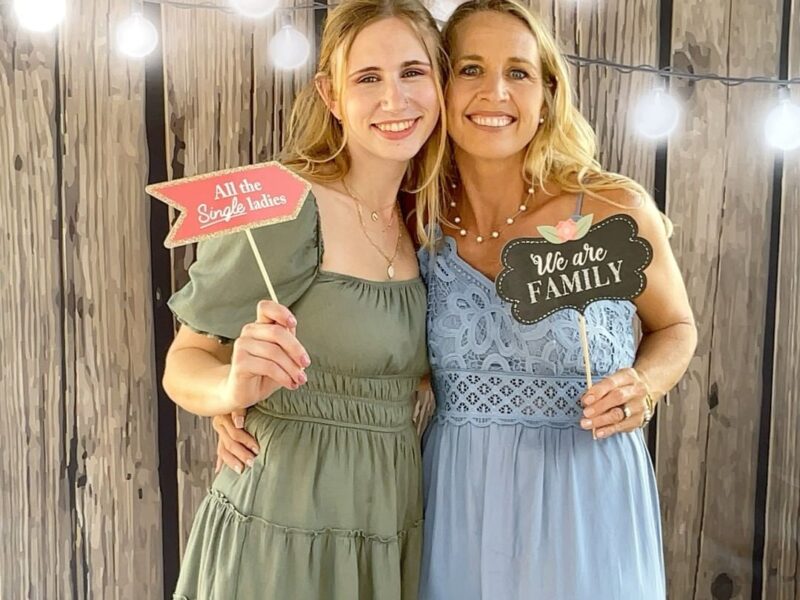 Create unforgettable memories with our fully customizable, modern photobooth experience.