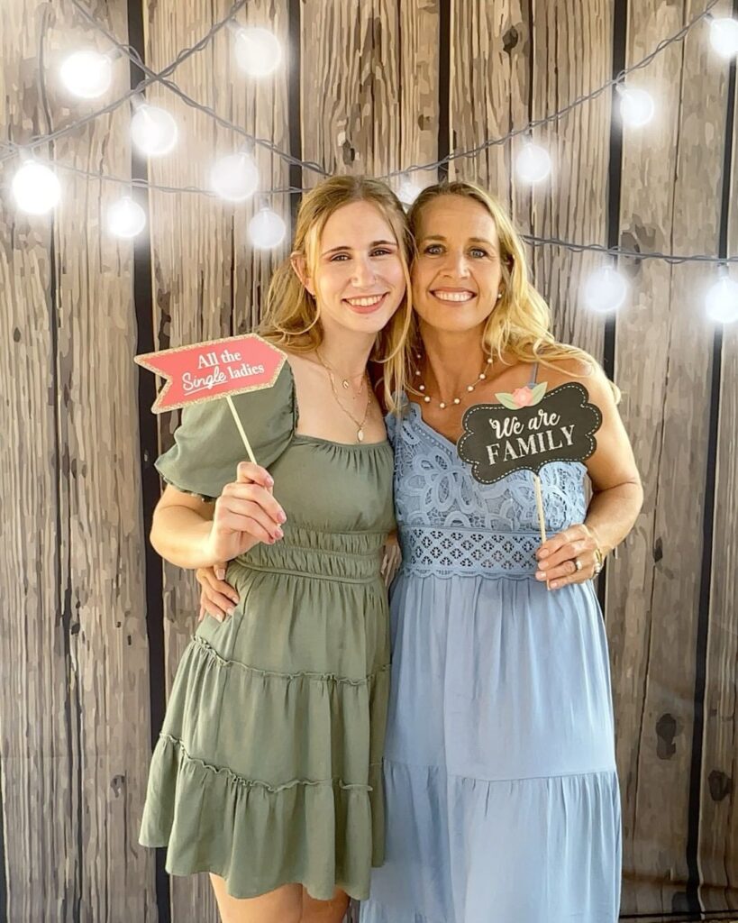 Create unforgettable memories with our fully customizable, modern photobooth experience.