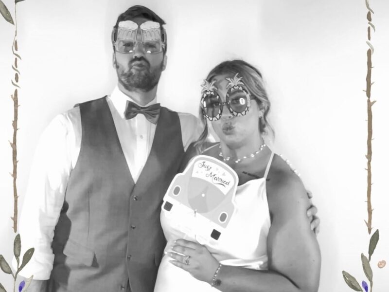 Create unforgettable memories with our fully customizable, modern photobooth experience.