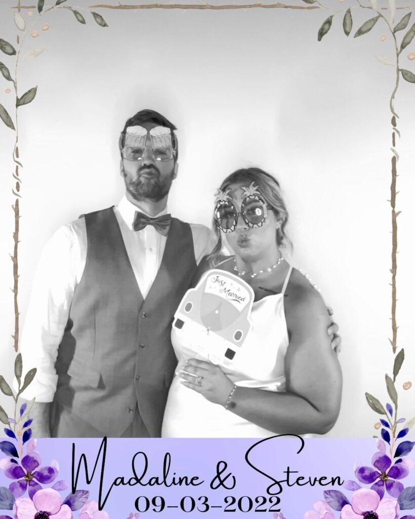 Create unforgettable memories with our fully customizable, modern photobooth experience.