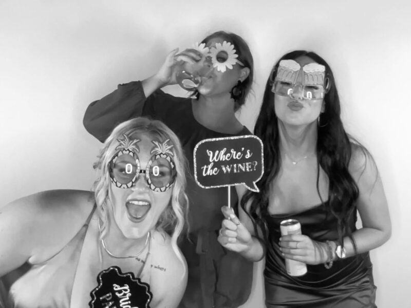 Create unforgettable memories with our fully customizable, modern photobooth experience.