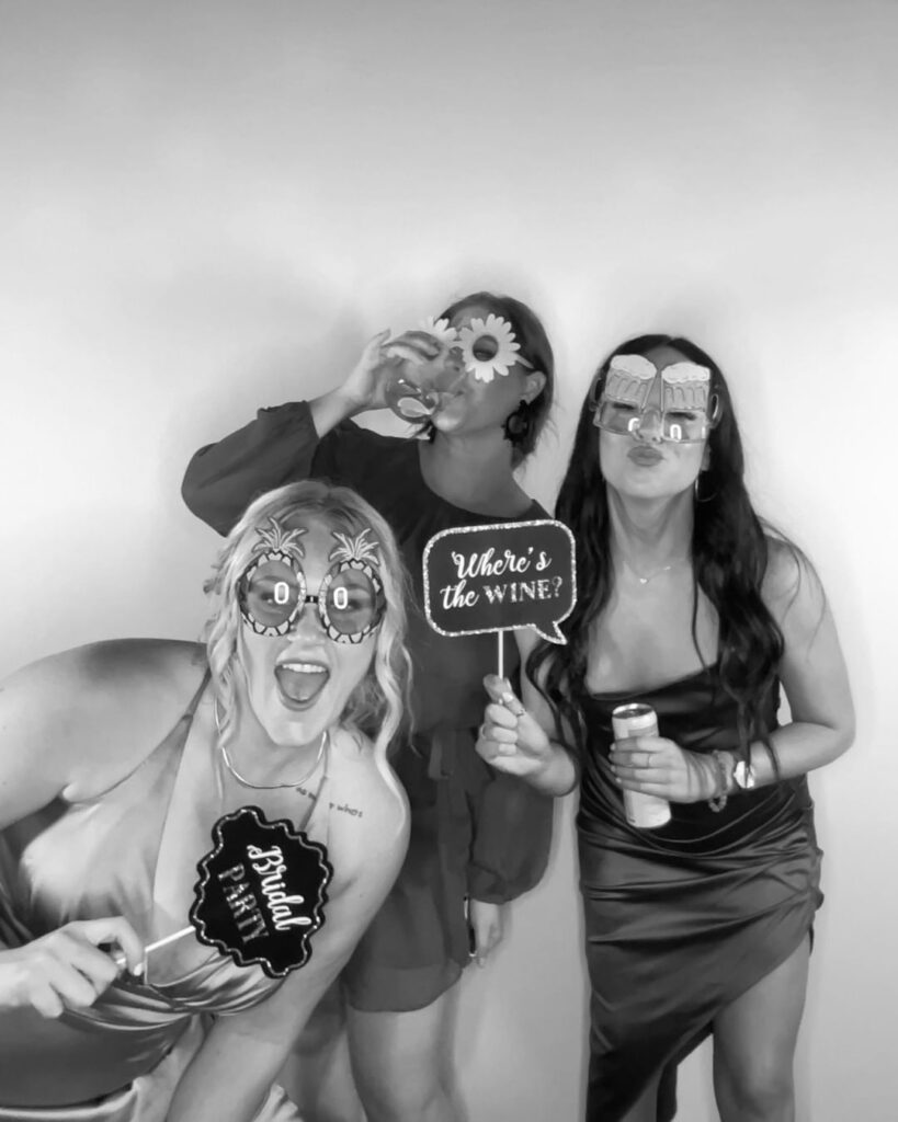 Create unforgettable memories with our fully customizable, modern photobooth experience.