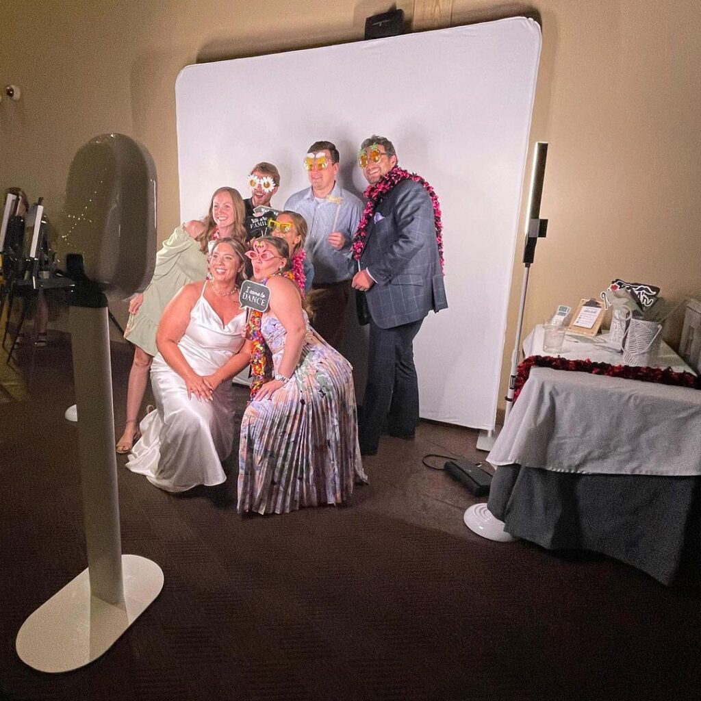 Create unforgettable memories with our fully customizable, modern photobooth experience.