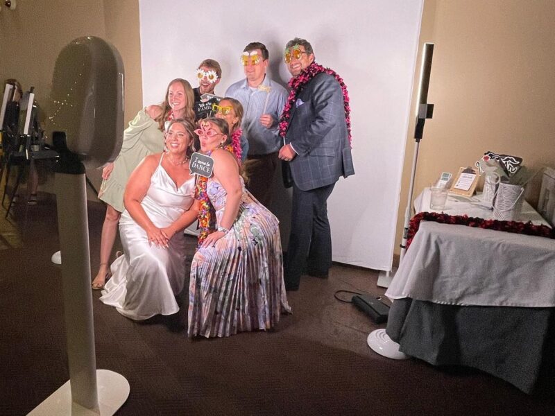Create unforgettable memories with our fully customizable, modern photobooth experience.