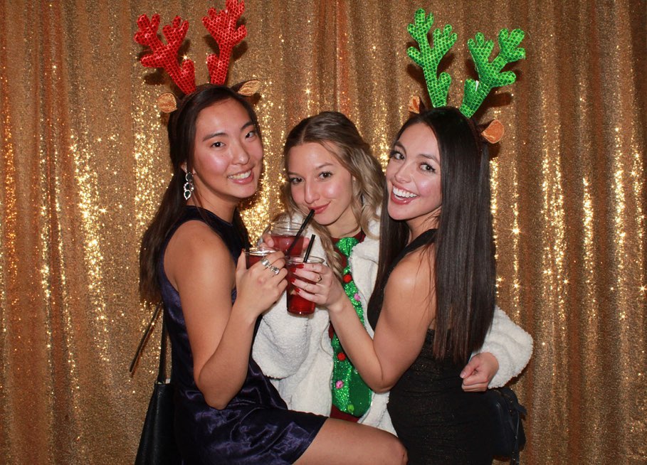 Coolest Interactive 65’’ Mirror PhotoBooth Rental. Step into a World of Fun and Create Lasting Memories with Magic Mirror Photobooth Rental!