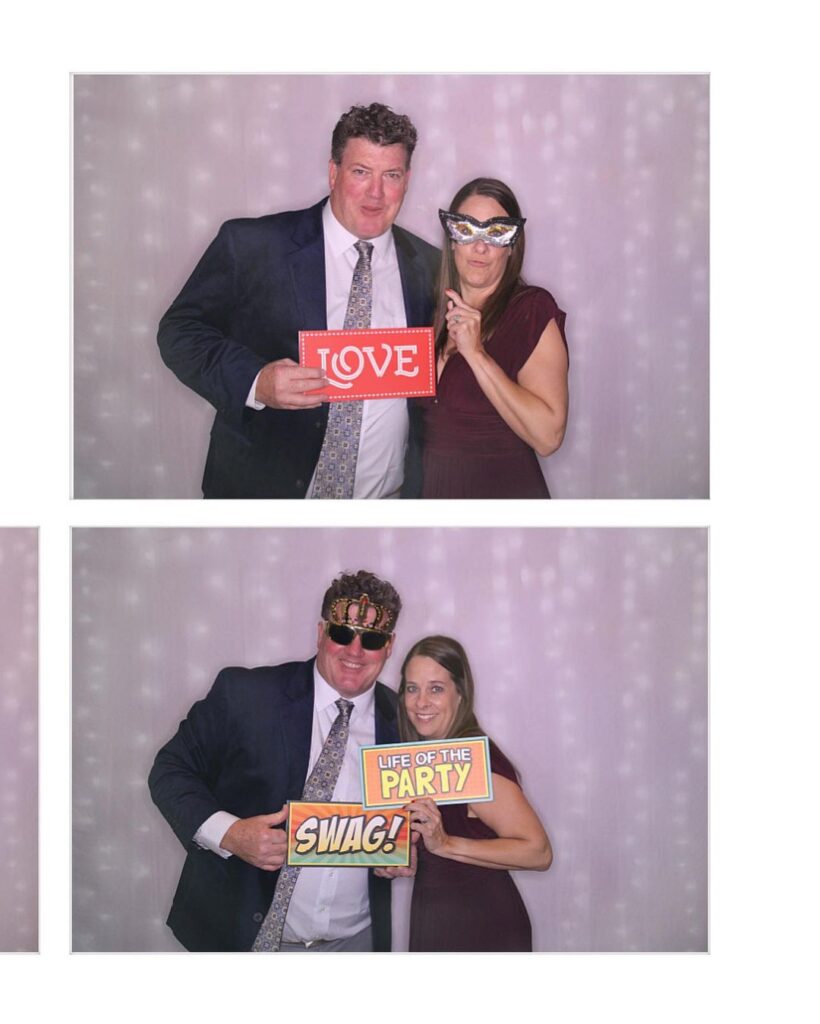 Entertaining Mirrors: Creating Lasting Memories with our Industry-Leading Mirror Booth!