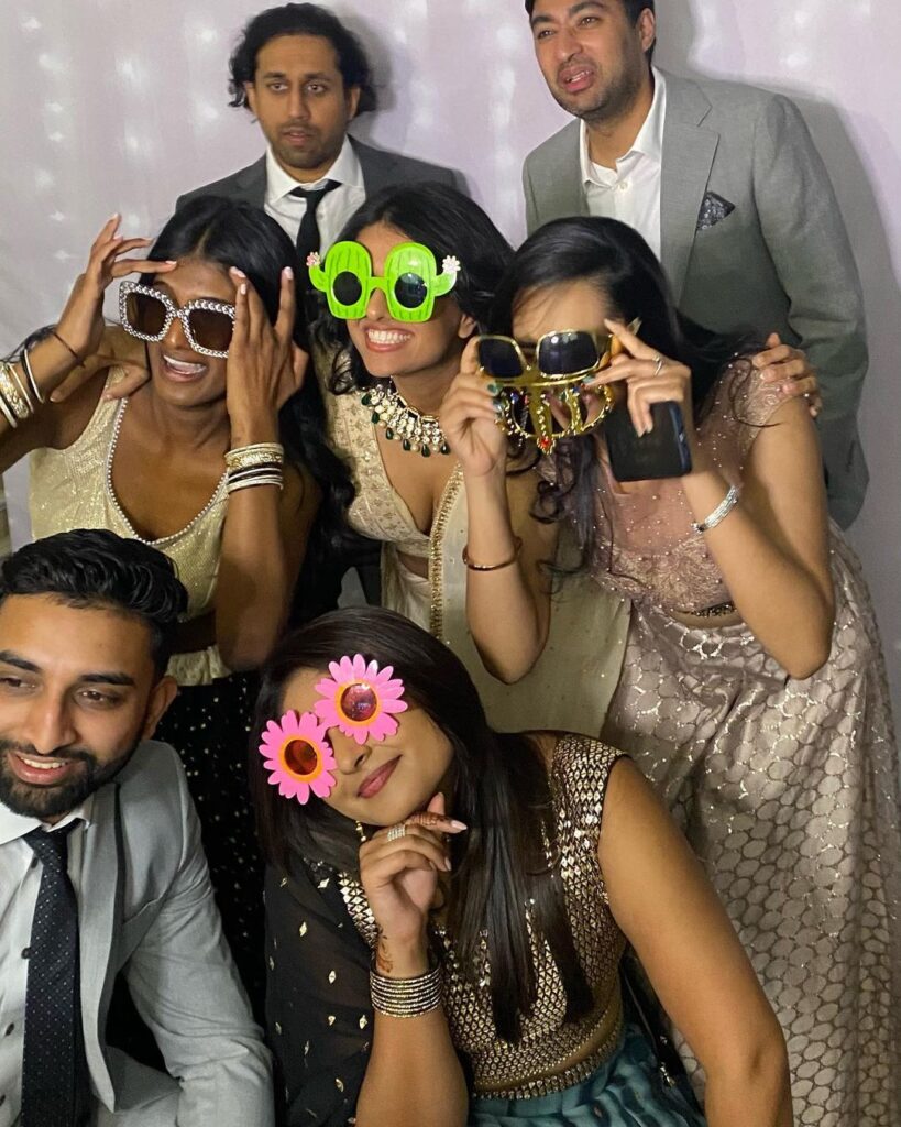 Entertaining Mirrors: Creating Lasting Memories with our Industry-Leading Mirror Booth!