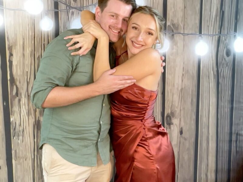 Create unforgettable memories with our fully customizable, modern photobooth experience.