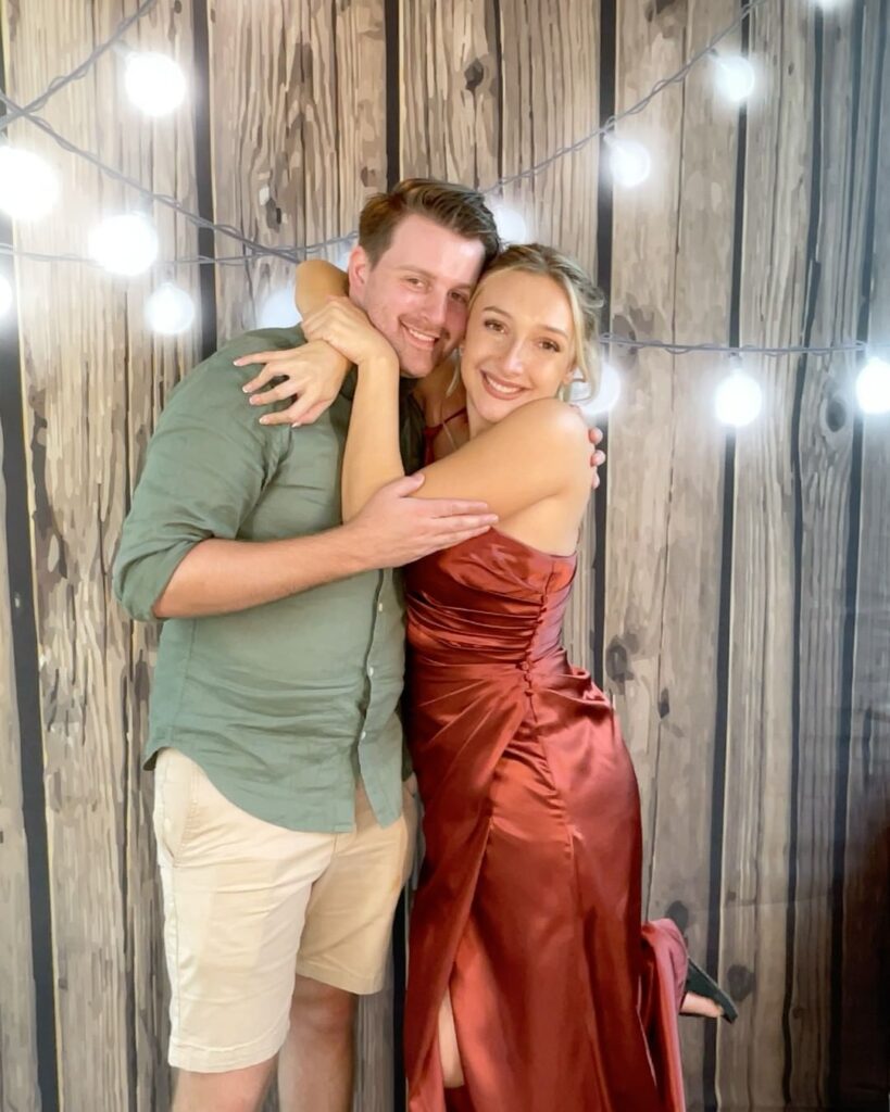 Create unforgettable memories with our fully customizable, modern photobooth experience.