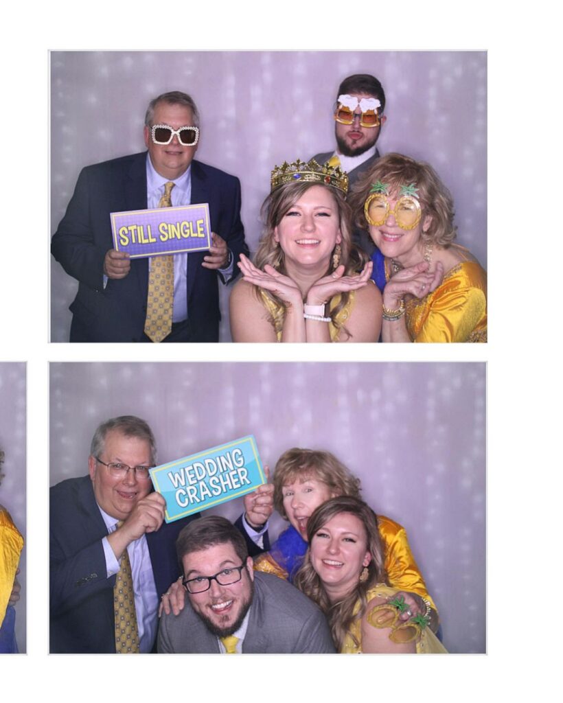 Entertaining Mirrors: Creating Lasting Memories with our Industry-Leading Mirror Booth!