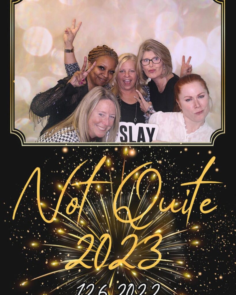 Entertaining Mirrors: Creating Lasting Memories with our Industry-Leading Mirror Booth!