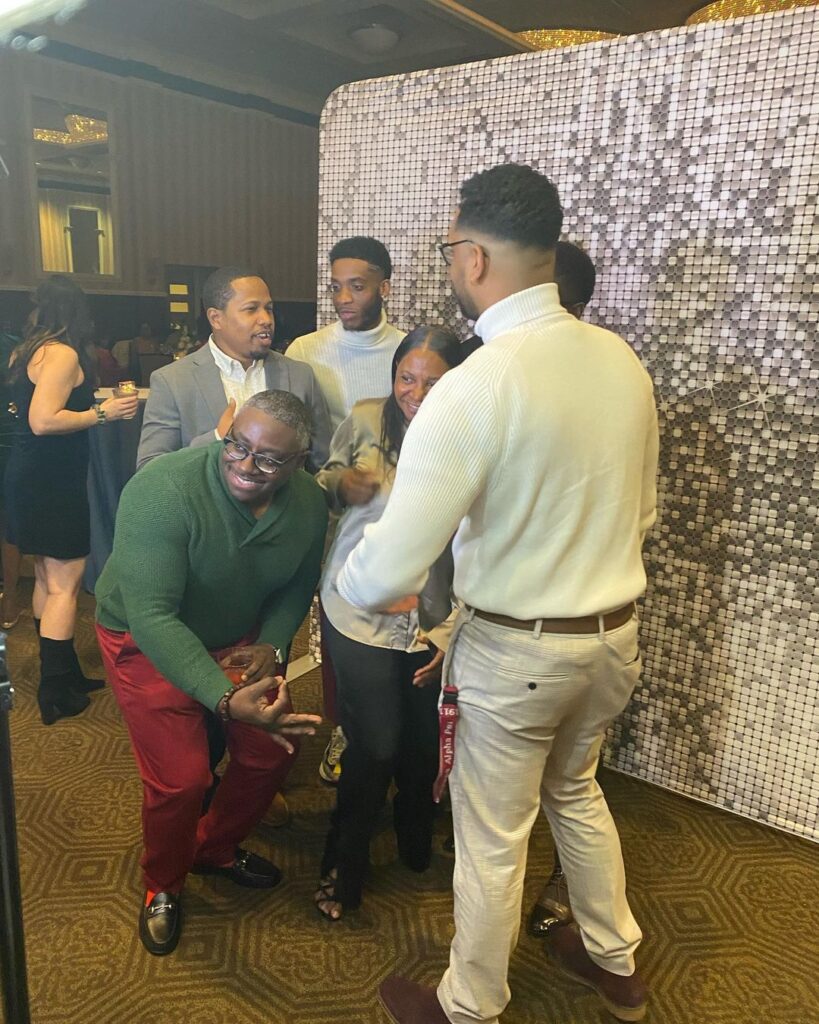 Entertaining Mirrors: Creating Lasting Memories with our Industry-Leading Mirror Booth!