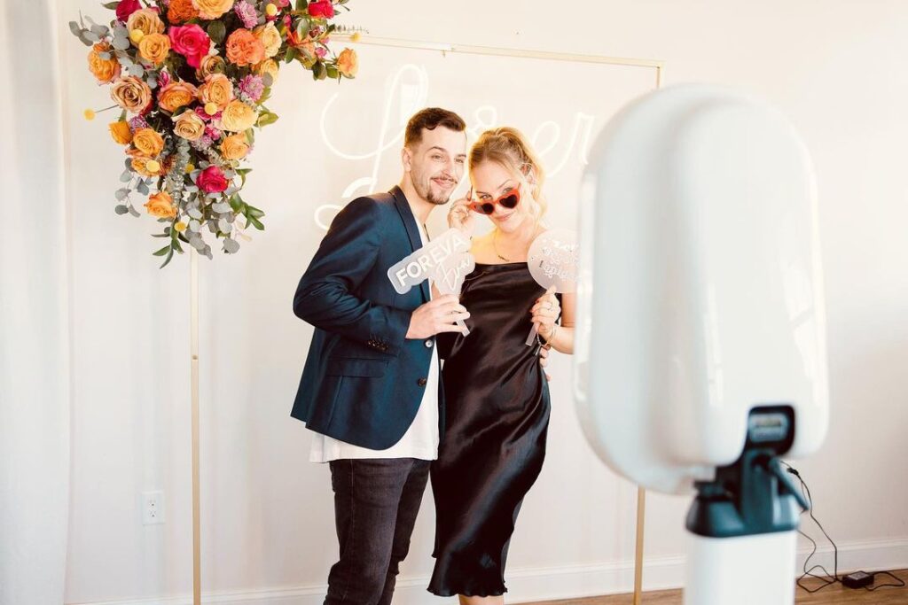 I’m not like a regular booth, I’m a cool booth 🤘🏼