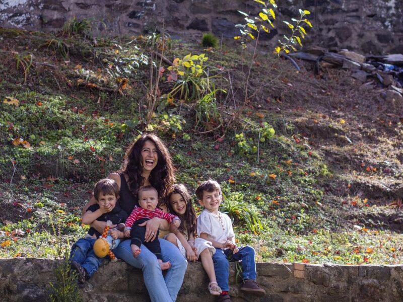 Personalized Family Photography: Engaging with Your Story to Capture Authentic Moments and Connections