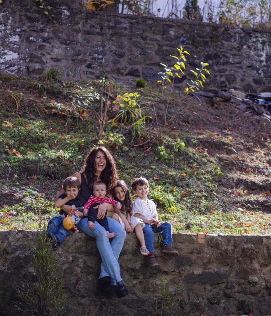 Personalized Family Photography: Engaging with Your Story to Capture Authentic Moments and Connections